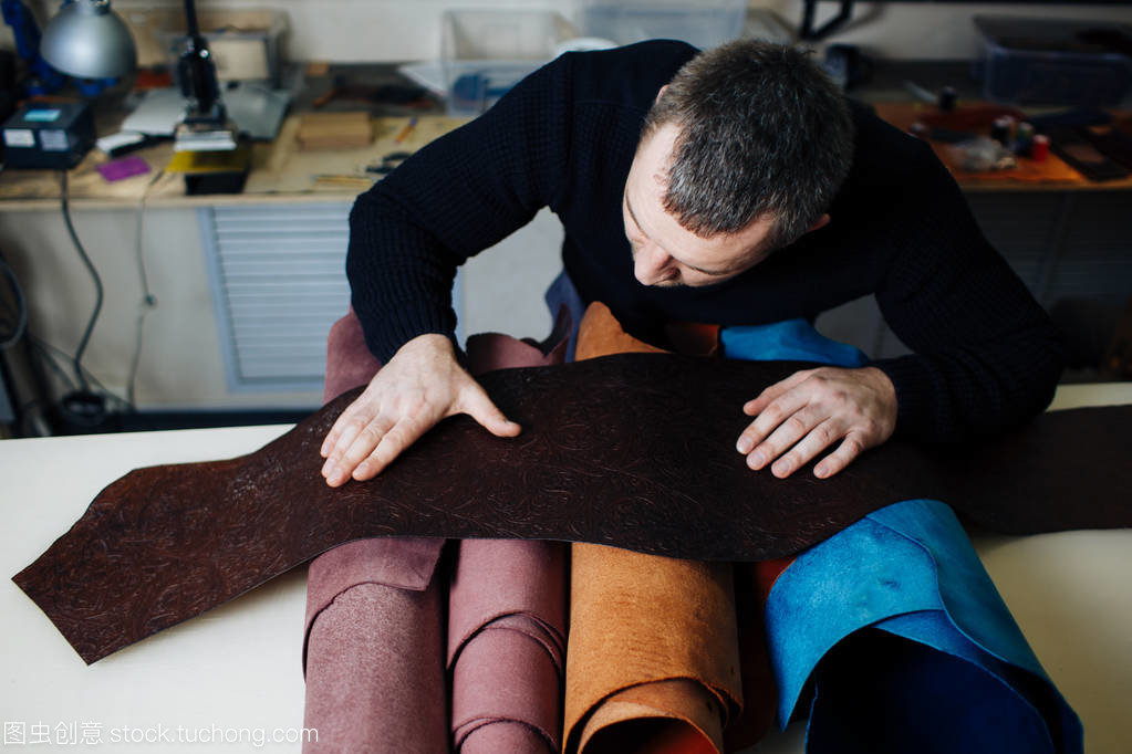 大师的工作与高质量的皮革制品